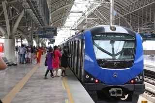Metro arriving at Alandur Metro station